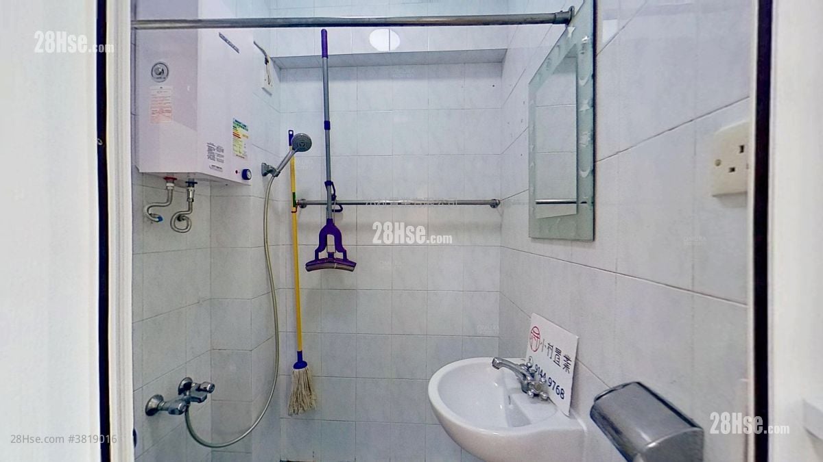 浴室: 隆安街5-6號 租盤 1 房 , 1 浴室 304 平方呎