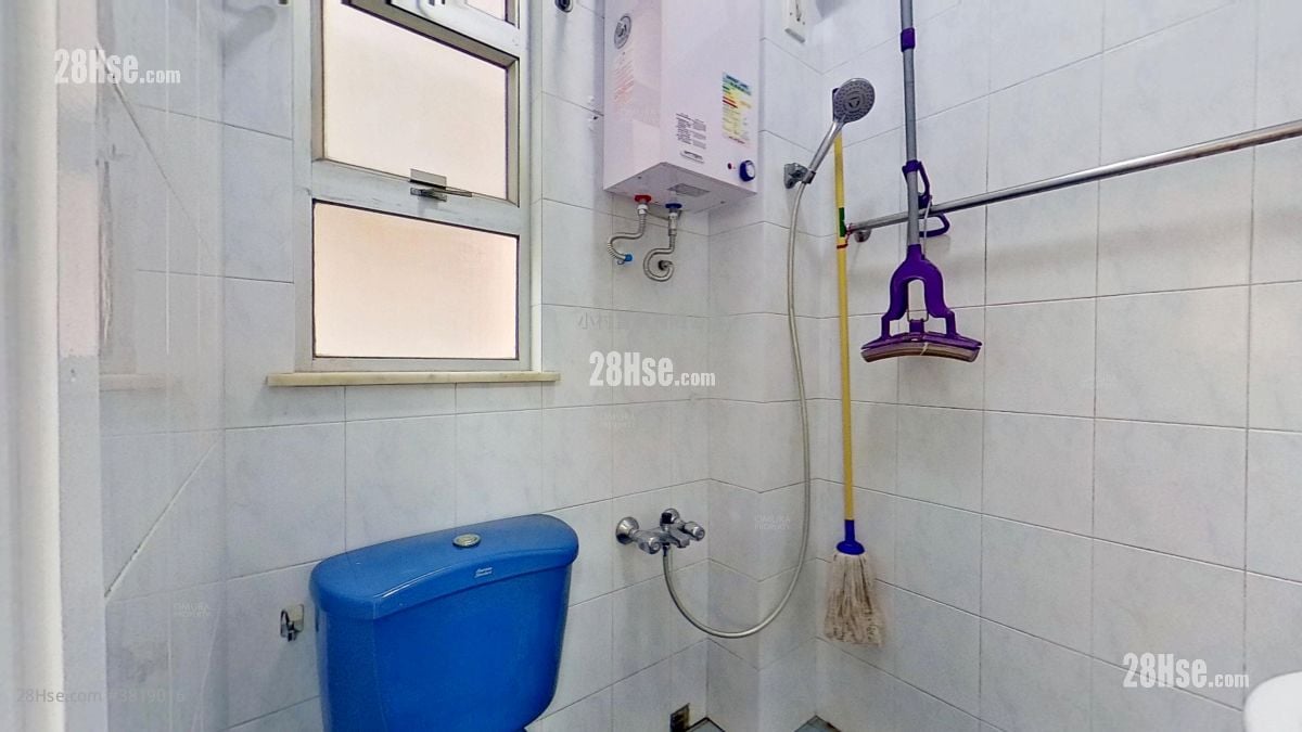 浴室: 隆安街5-6號 租盤 1 房 , 1 浴室 304 平方呎