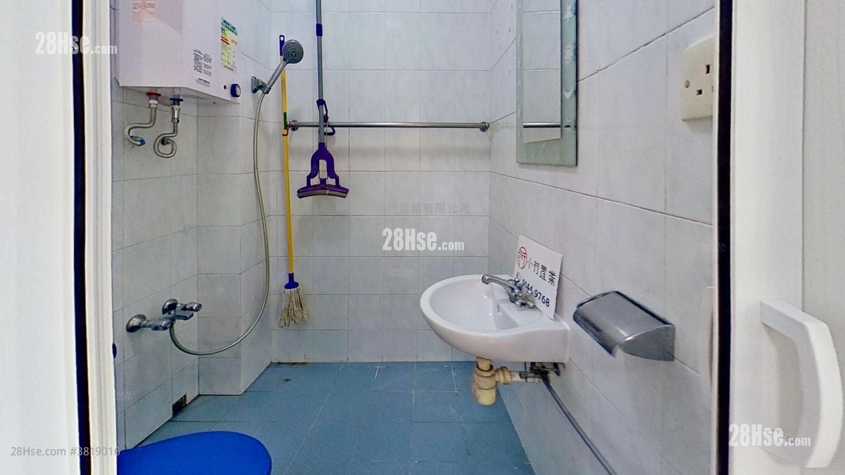 浴室: 隆安街5-6號 租盤 1 房 , 1 浴室 304 平方呎