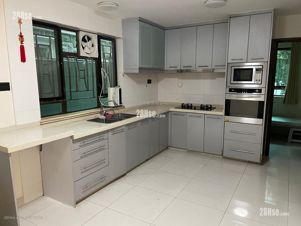 村屋 租盤 4 房 , 3 浴室 1,400 平方呎