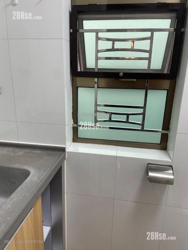 村屋 租盤 4 房 , 3 浴室 1,400 平方呎