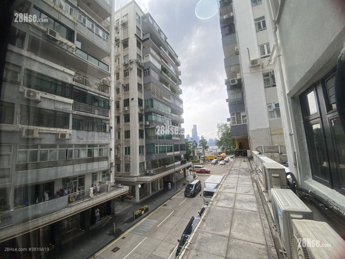 Newtown Mansion Rental 1 Bathroom 210 ft²