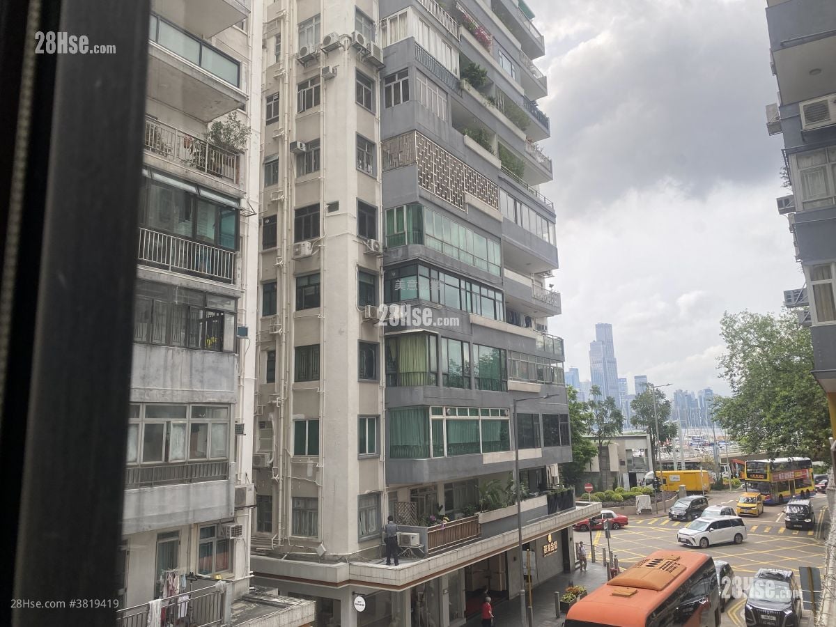 Newtown Mansion Rental 1 Bathroom 210 ft²