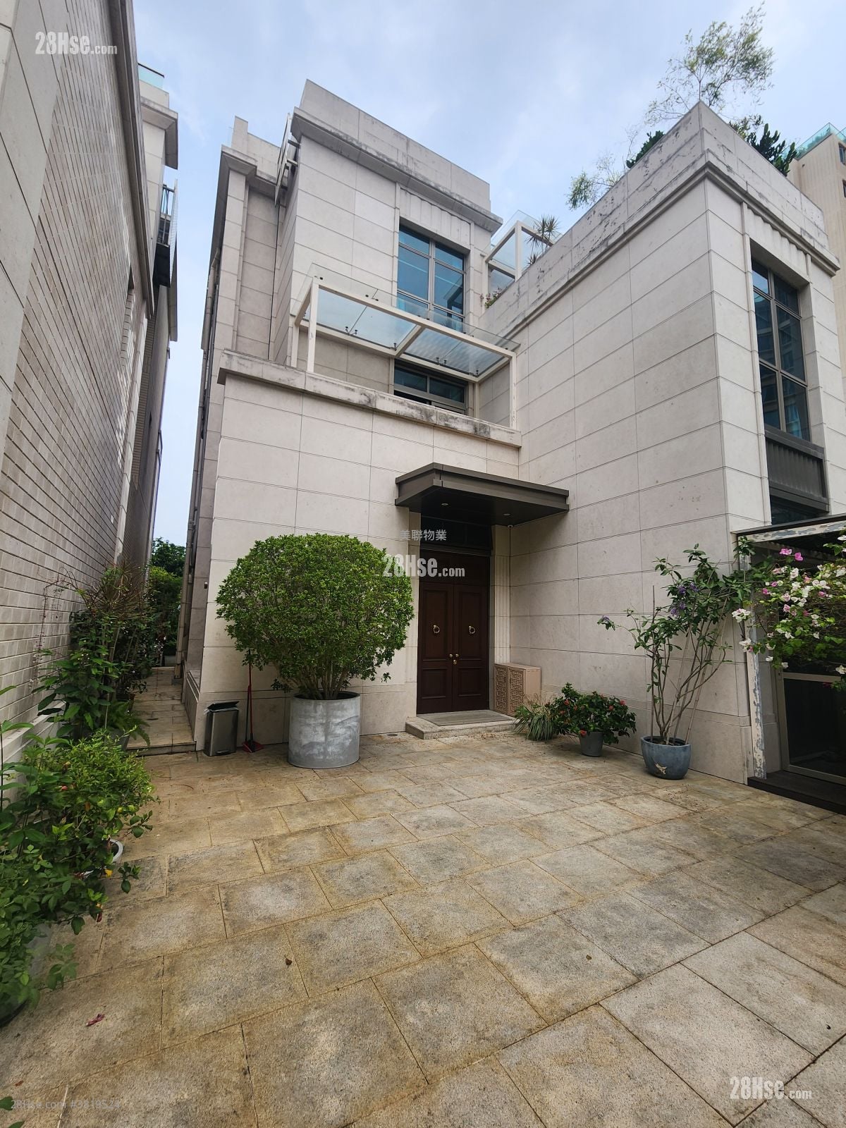 大厦外观: 逸珑湾 租盘 4 房 , 5+ 浴室 3,639 平方尺