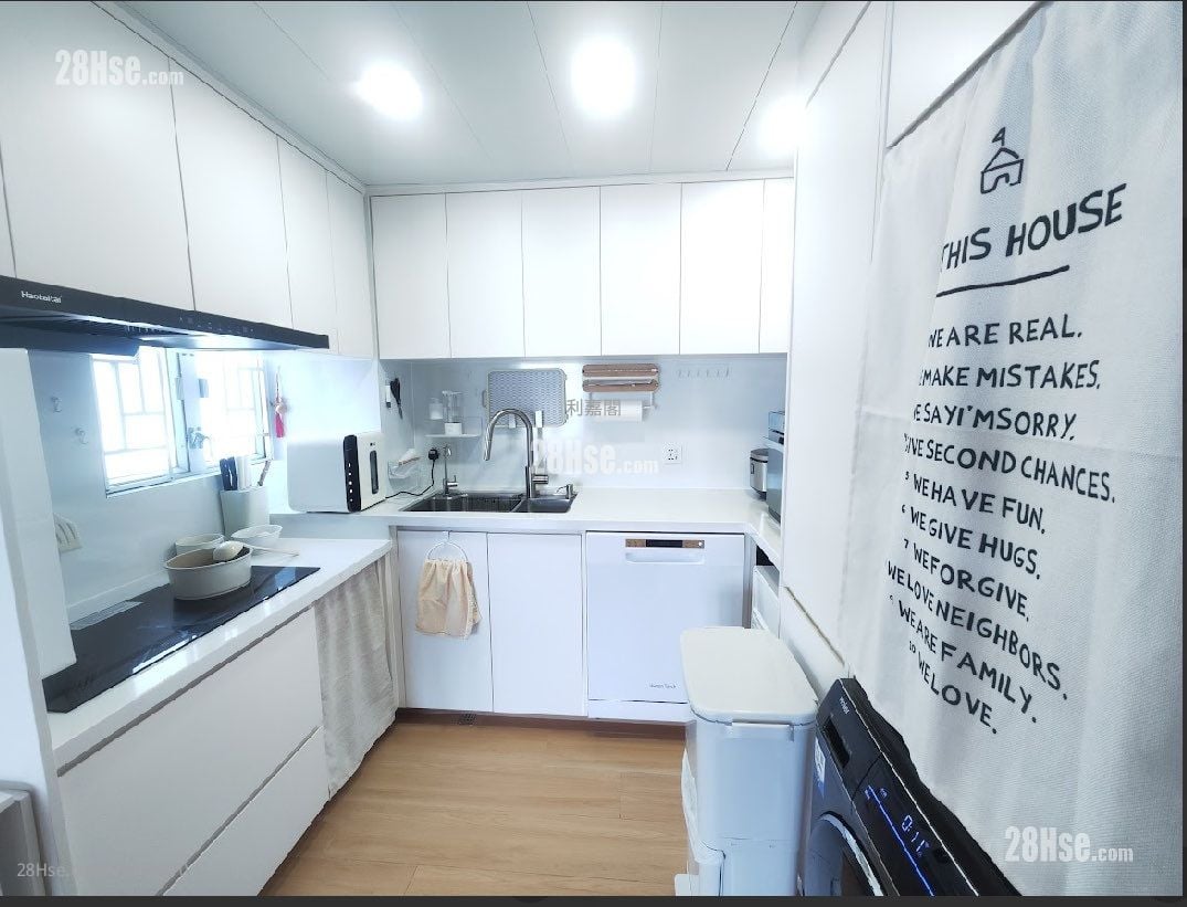 kitchen: Marina Garden Sell 3 Bedrooms , 2 Bathrooms 646 ft²