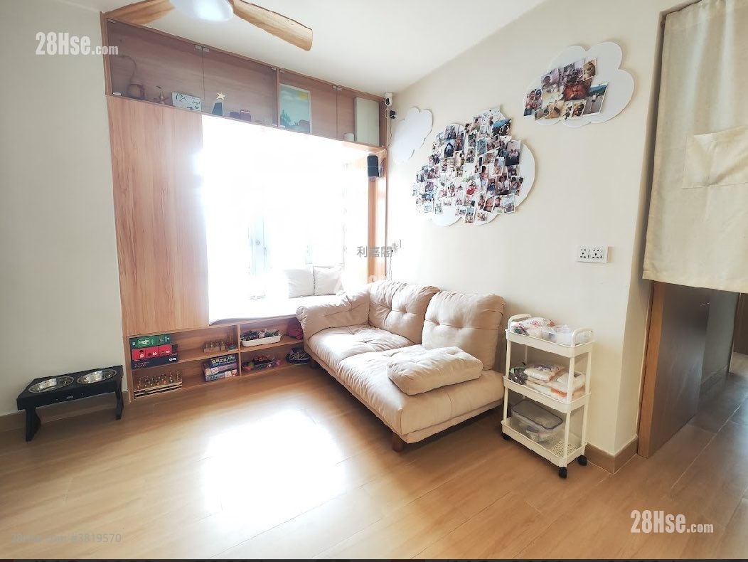 living room: Marina Garden Sell 3 Bedrooms , 2 Bathrooms 646 ft²