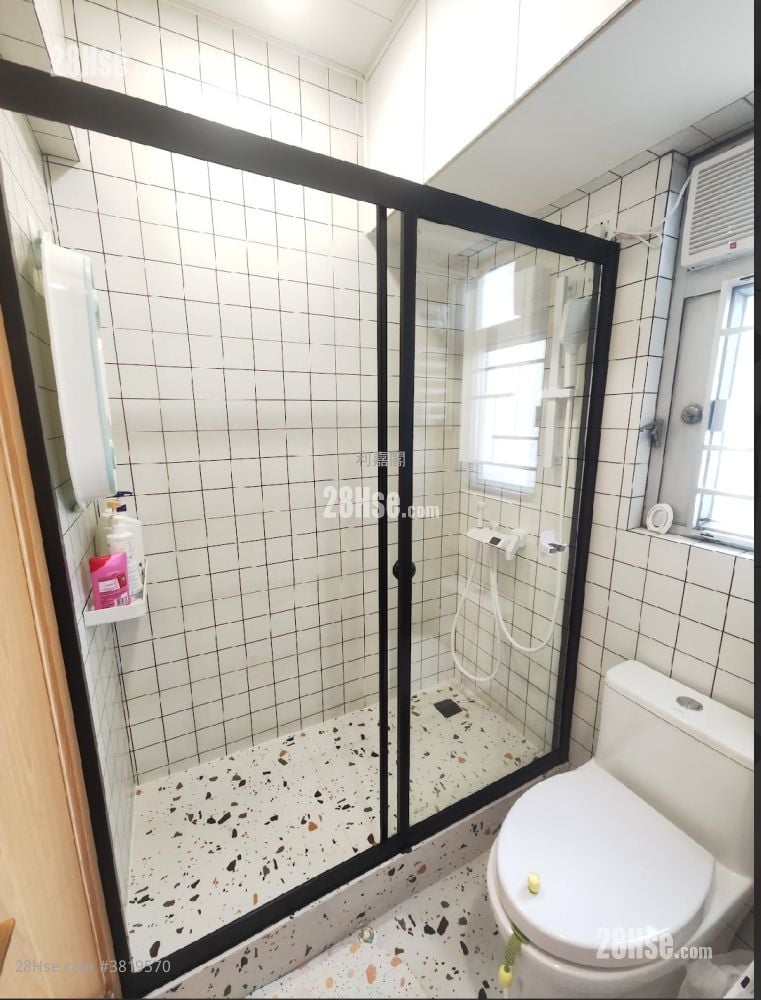 bathroom: Marina Garden Sell 3 Bedrooms , 2 Bathrooms 646 ft²