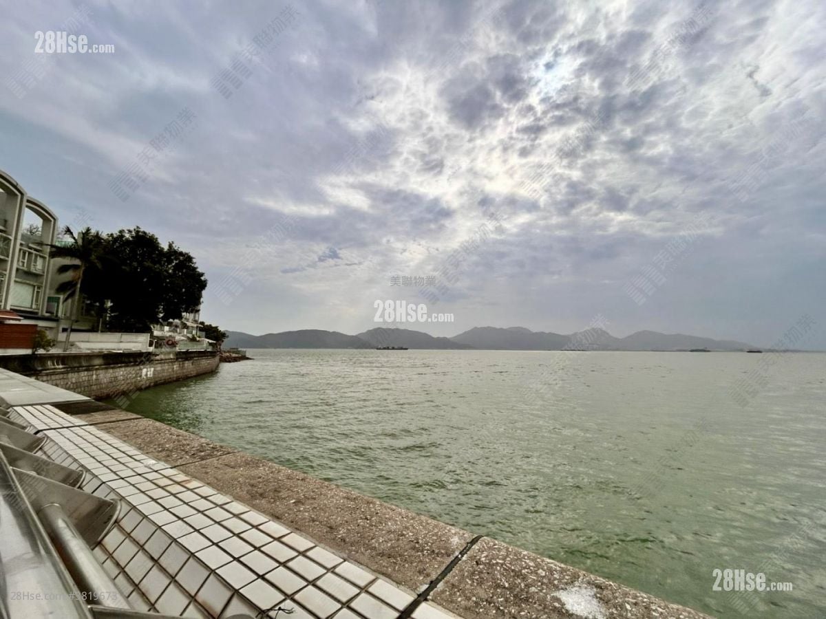 Aqua Blue Sell 4 Bedrooms , 4 Bathrooms 2,121 ft²