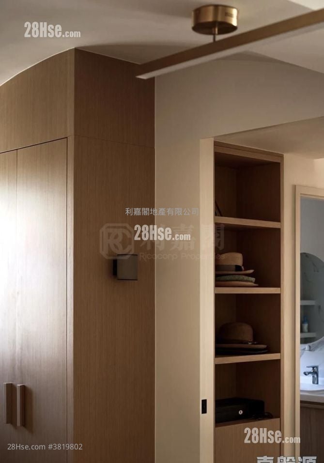 Gallant Garden Mansion Rental 3 Bedrooms , 3 Bathrooms 830 ft²