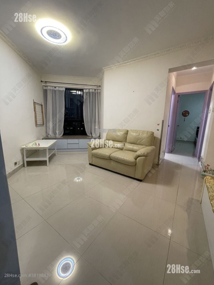 living room: Park Royale Sell 2 Bedrooms , 1 Bathroom 489 ft²