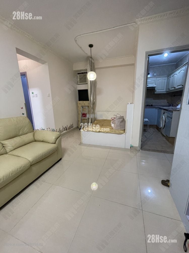 living room: Park Royale Sell 2 Bedrooms , 1 Bathroom 489 ft²