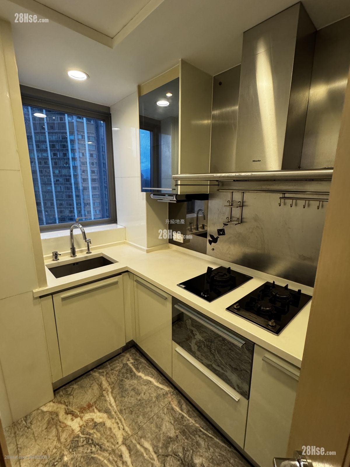 kitchen: The Cullinan Rental 2 Bedrooms , 2 Bathrooms 635 ft²