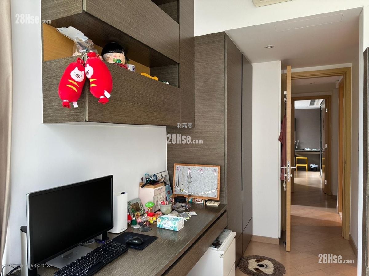 Riva Sell 4 Bedrooms , 5+ Bathrooms 1,469 ft²