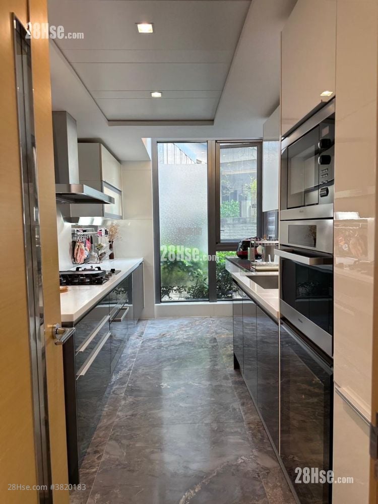 Riva Sell 4 Bedrooms , 5+ Bathrooms 1,469 ft²