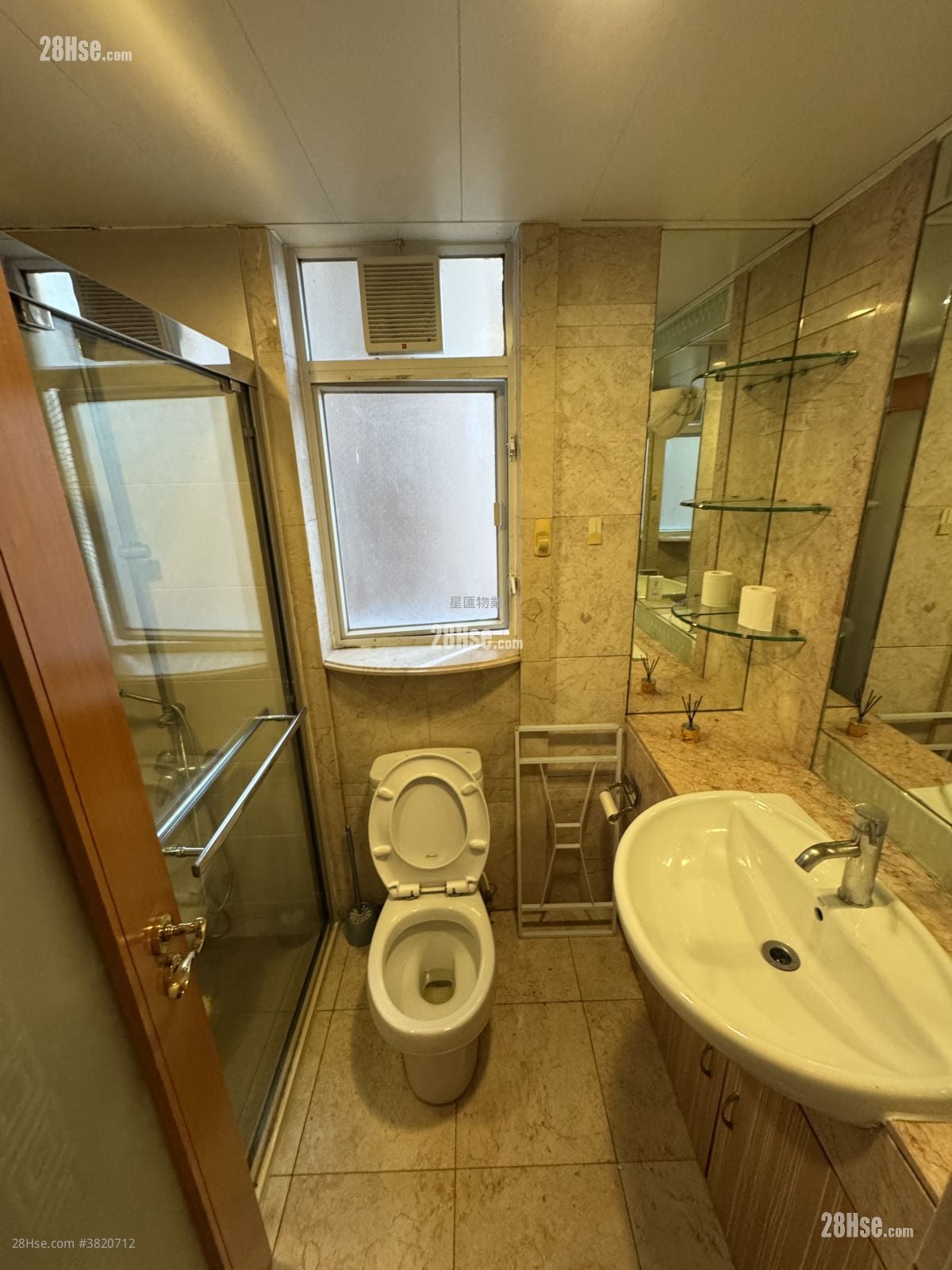 海逸豪园 租盘 4 房 , 2 浴室 882 平方尺