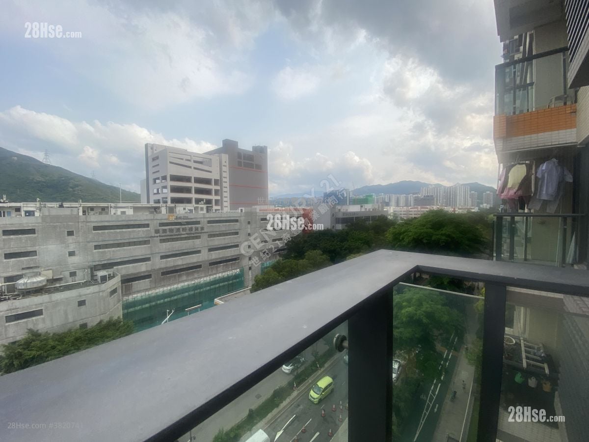 露台: 逸峯 租盘 3 房 , 1 浴室 478 平方尺