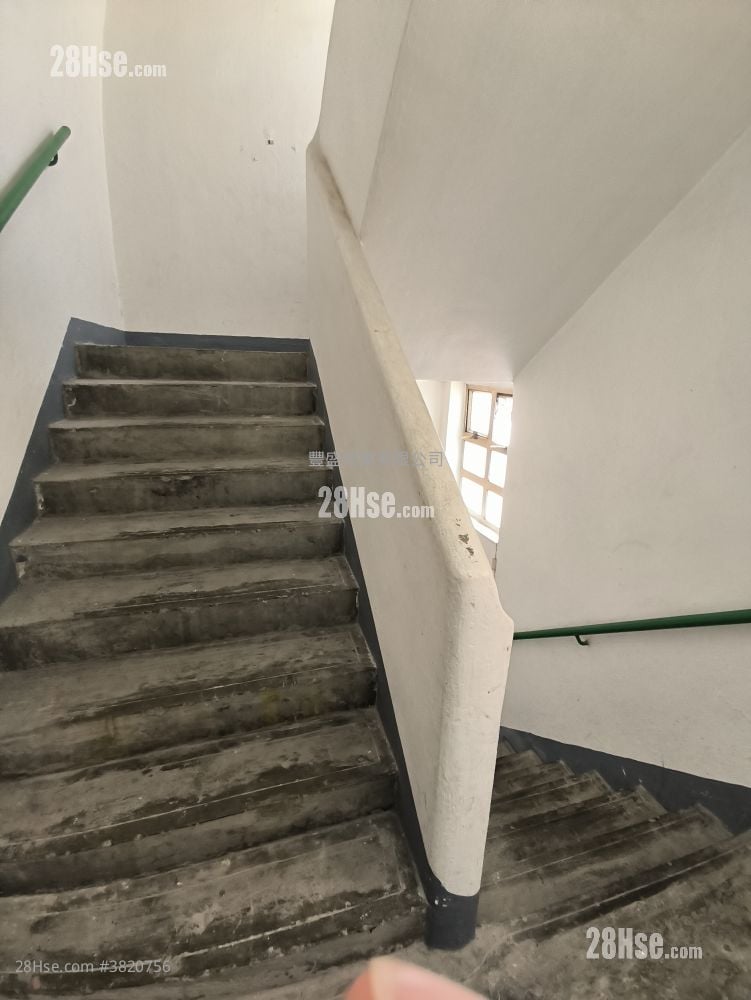 Fung Wong Building Sell 3 Bedrooms , 1 Bathroom 538 ft²