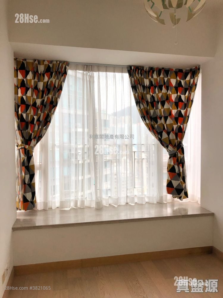 Lions Rise Sell 3 Bedrooms , 3 Bathrooms 1,123 ft²