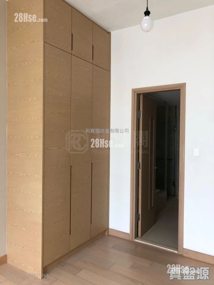 Lions Rise Sell 3 Bedrooms , 3 Bathrooms 1,123 ft²