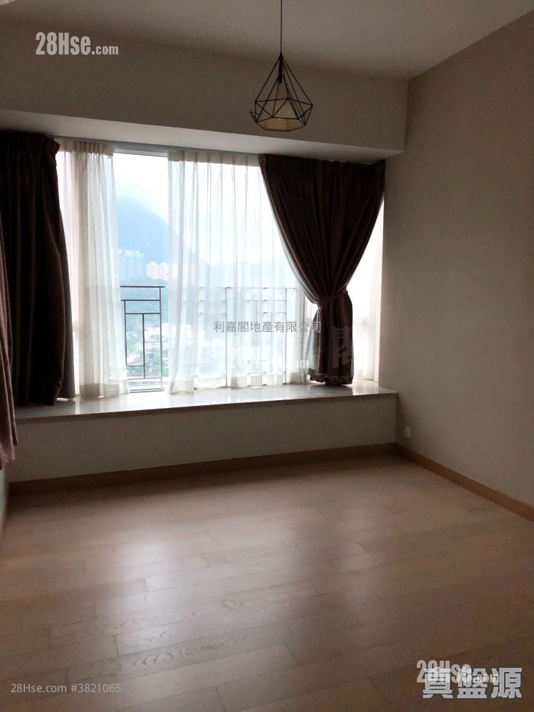 Lions Rise Sell 3 Bedrooms , 3 Bathrooms 1,123 ft²