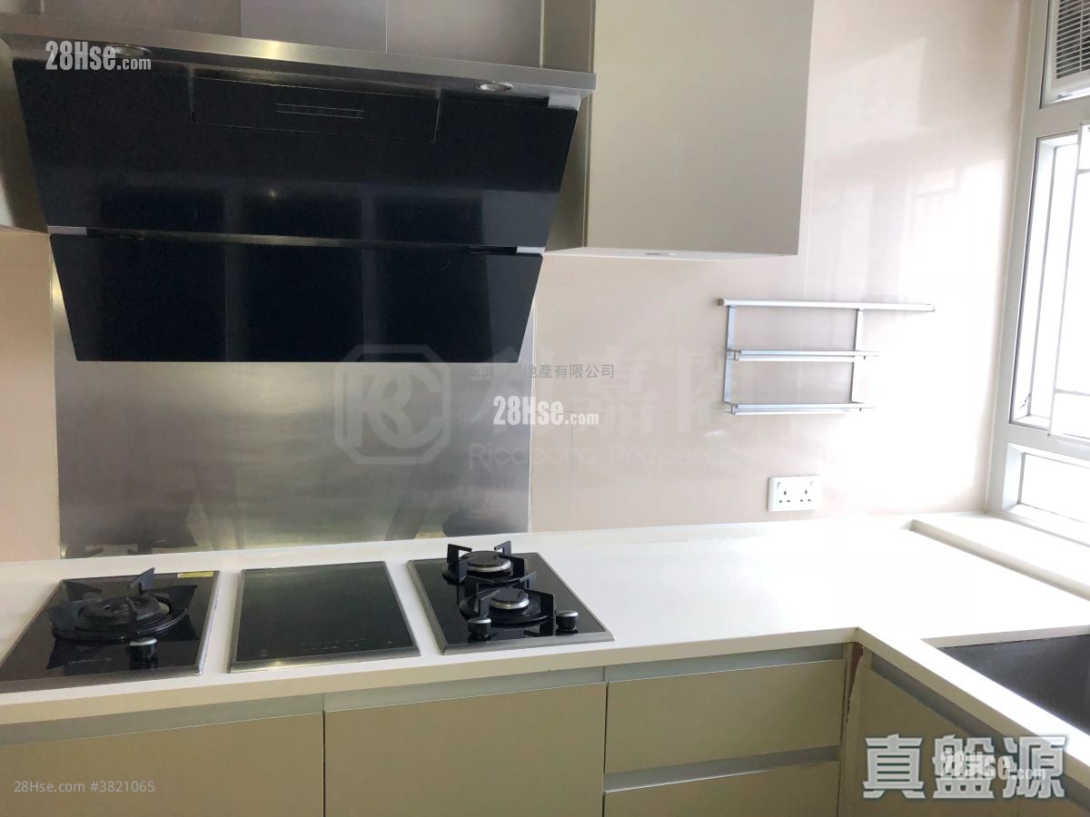 Lions Rise Sell 3 Bedrooms , 3 Bathrooms 1,123 ft²