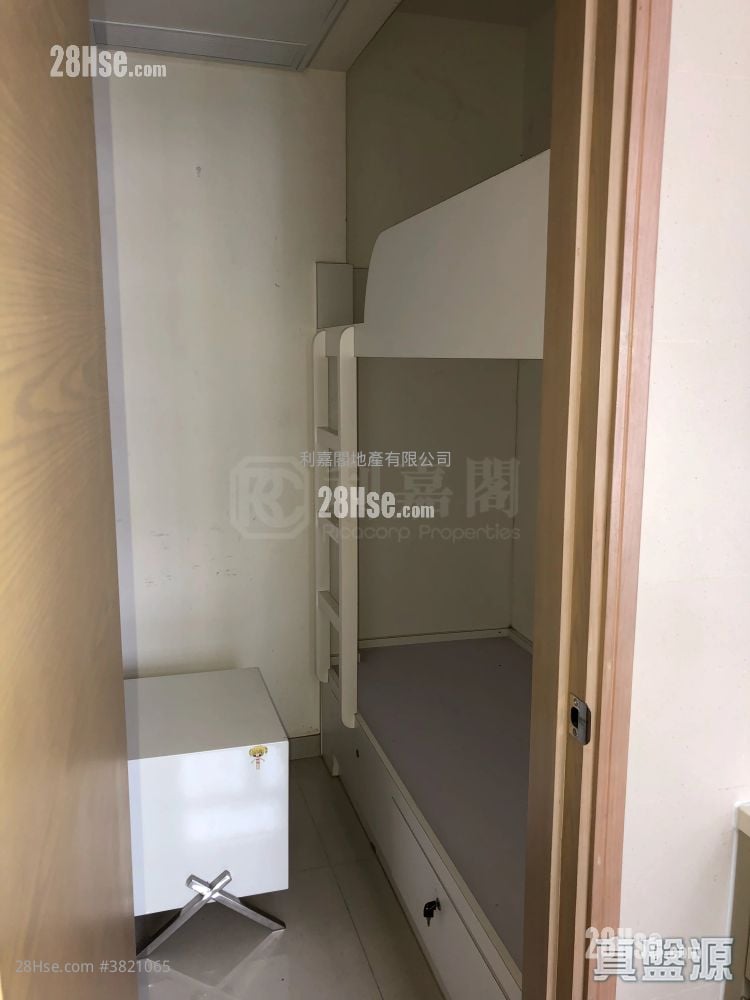 Lions Rise Sell 3 Bedrooms , 3 Bathrooms 1,123 ft²