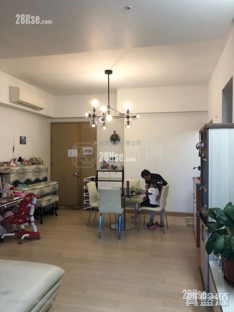 Lions Rise Sell 3 Bedrooms , 3 Bathrooms 1,123 ft²