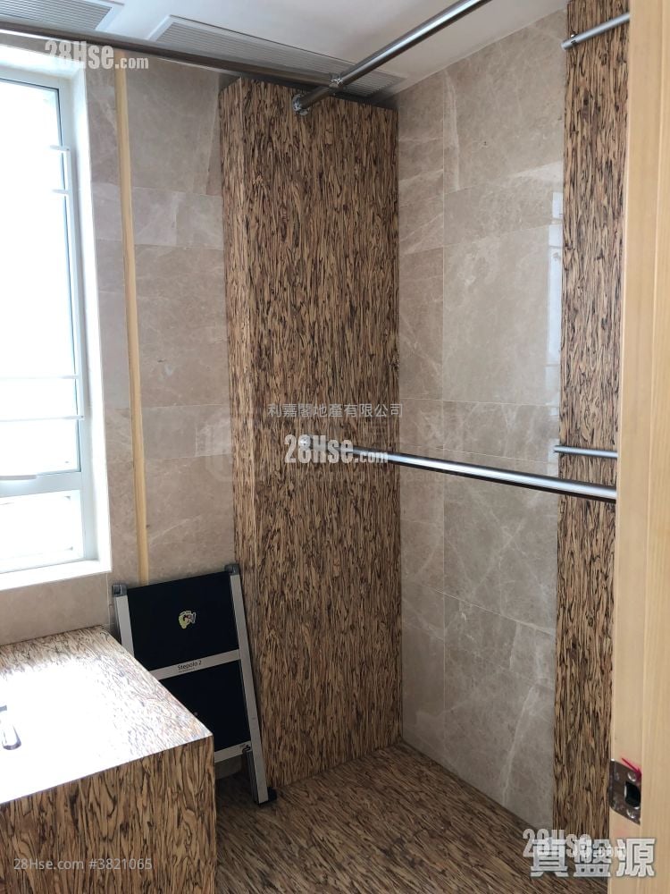 Lions Rise Sell 3 Bedrooms , 3 Bathrooms 1,123 ft²