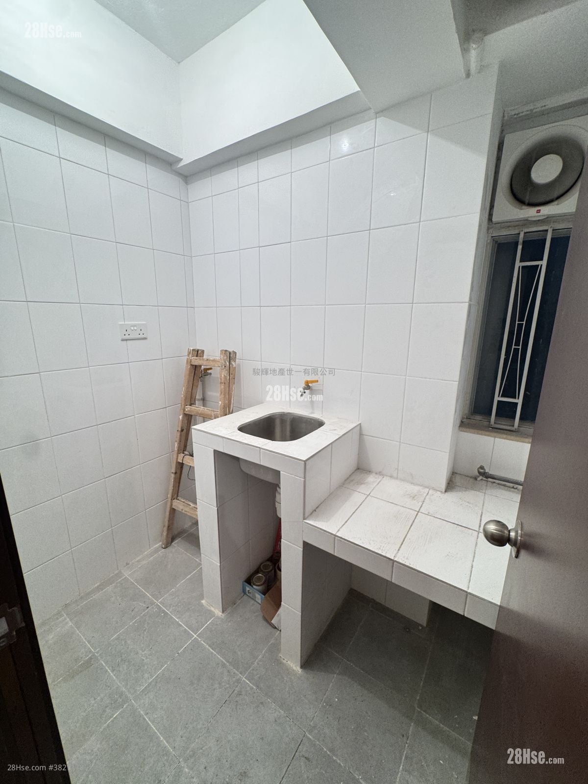 Tak Bo Building Sell 2 Bedrooms , 1 Bathroom 407 ft²