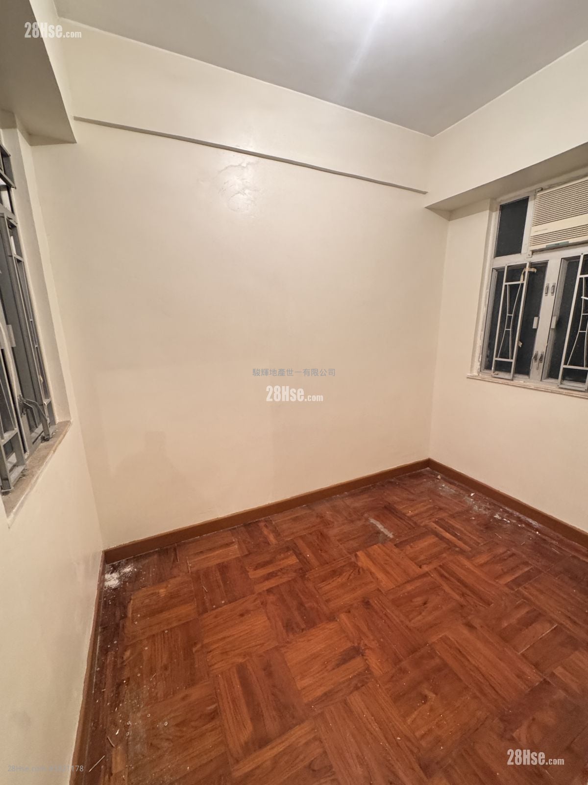 Tak Bo Building Sell 2 Bedrooms , 1 Bathroom 407 ft²