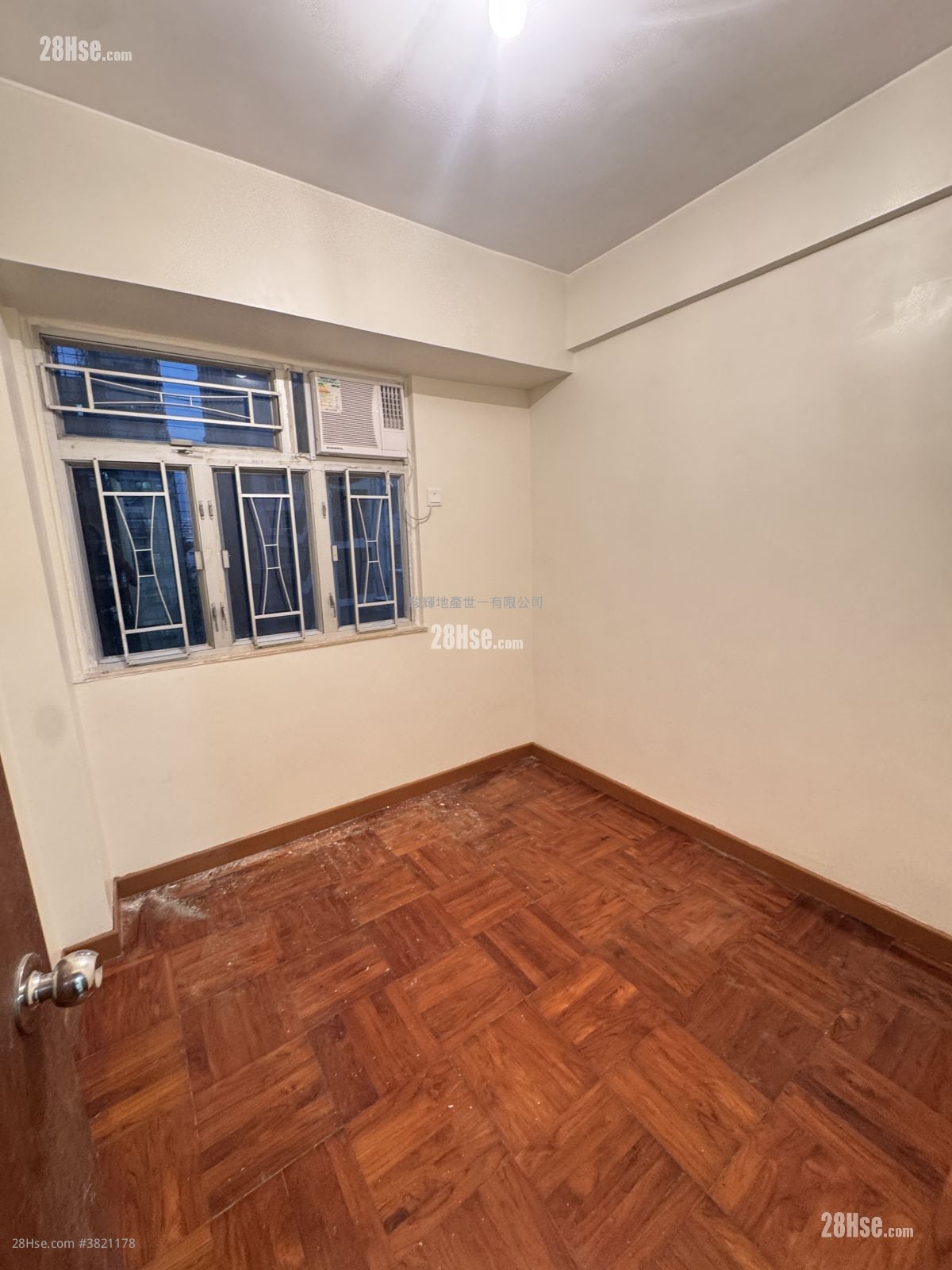 Tak Bo Building Sell 2 Bedrooms , 1 Bathroom 407 ft²