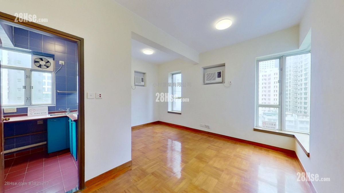 living room: Liberty Mansion Rental Studio , 1 Bathroom 308 ft²