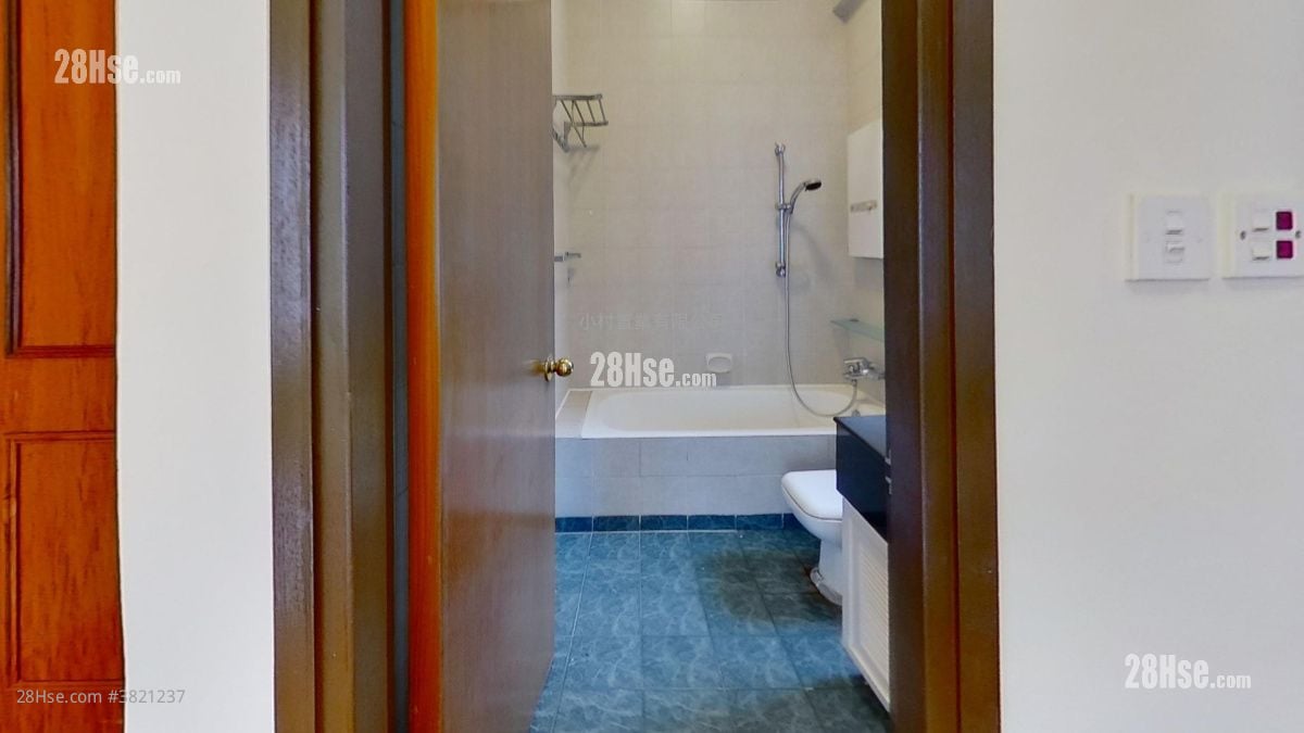 bathroom: Liberty Mansion Rental Studio , 1 Bathroom 308 ft²
