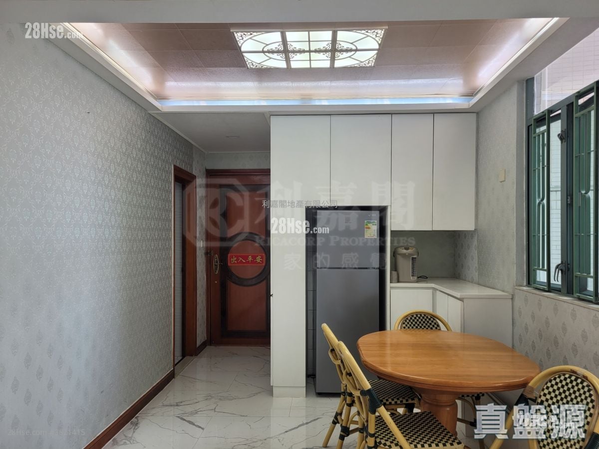 Tung Chung Crescent Sell 3 Bedrooms , 2 Bathrooms 803 ft²