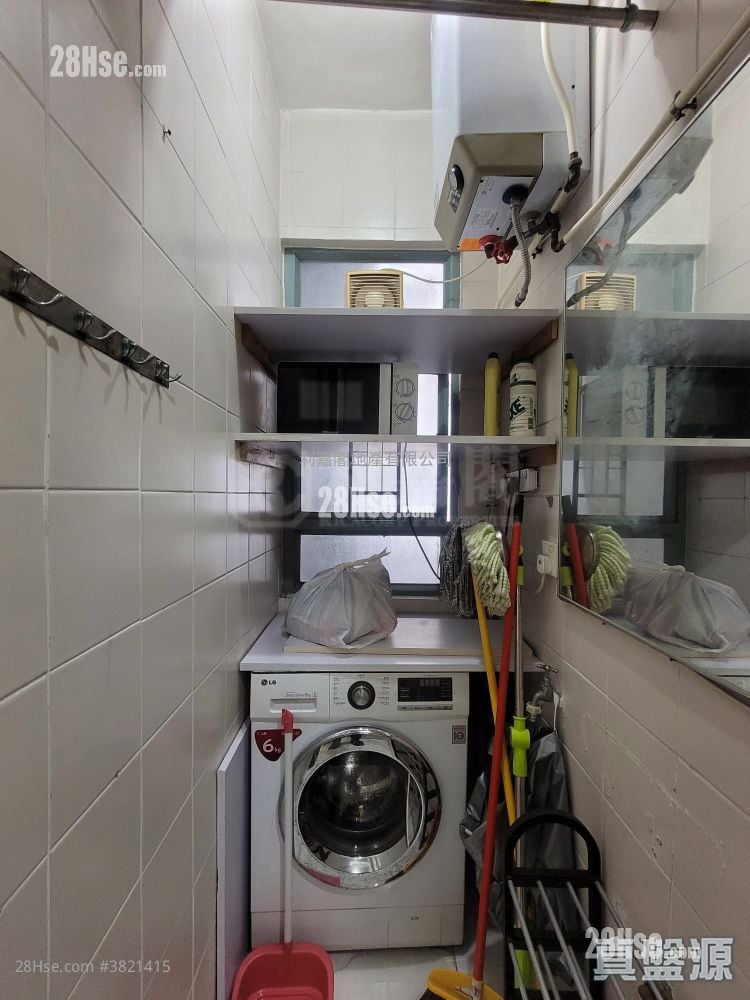 Tung Chung Crescent Sell 3 Bedrooms , 2 Bathrooms 803 ft²