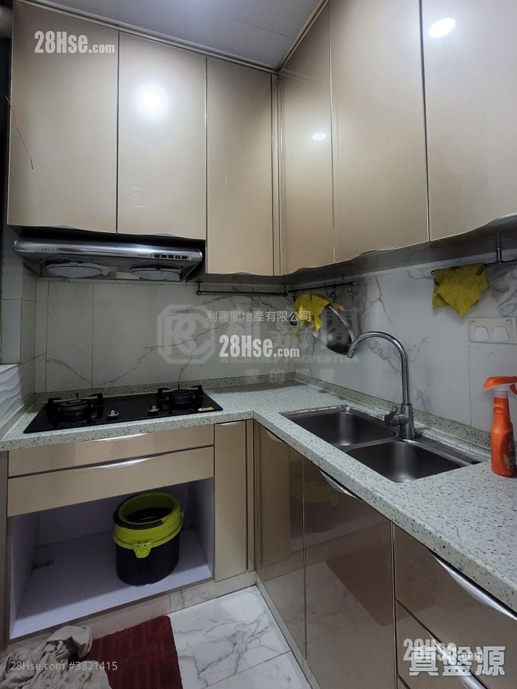 Tung Chung Crescent Sell 3 Bedrooms , 2 Bathrooms 803 ft²
