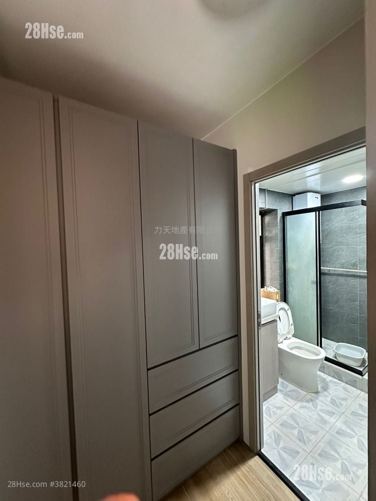 浴室: 富豪花园 售盘 4 房 , 2 浴室 1,093 平方尺