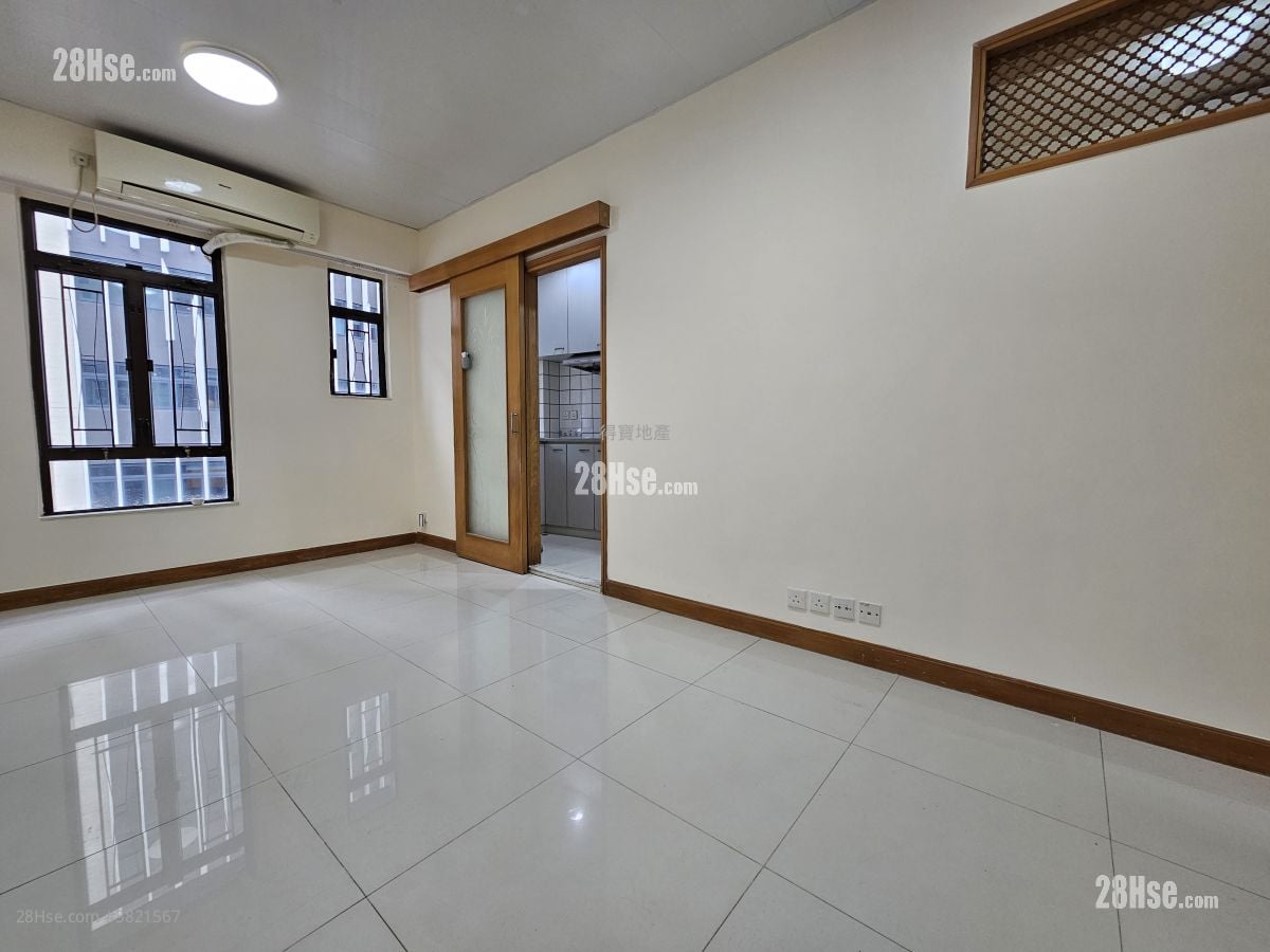 Apartment Rental 3 Bedrooms , 1 Bathroom 527 ft²