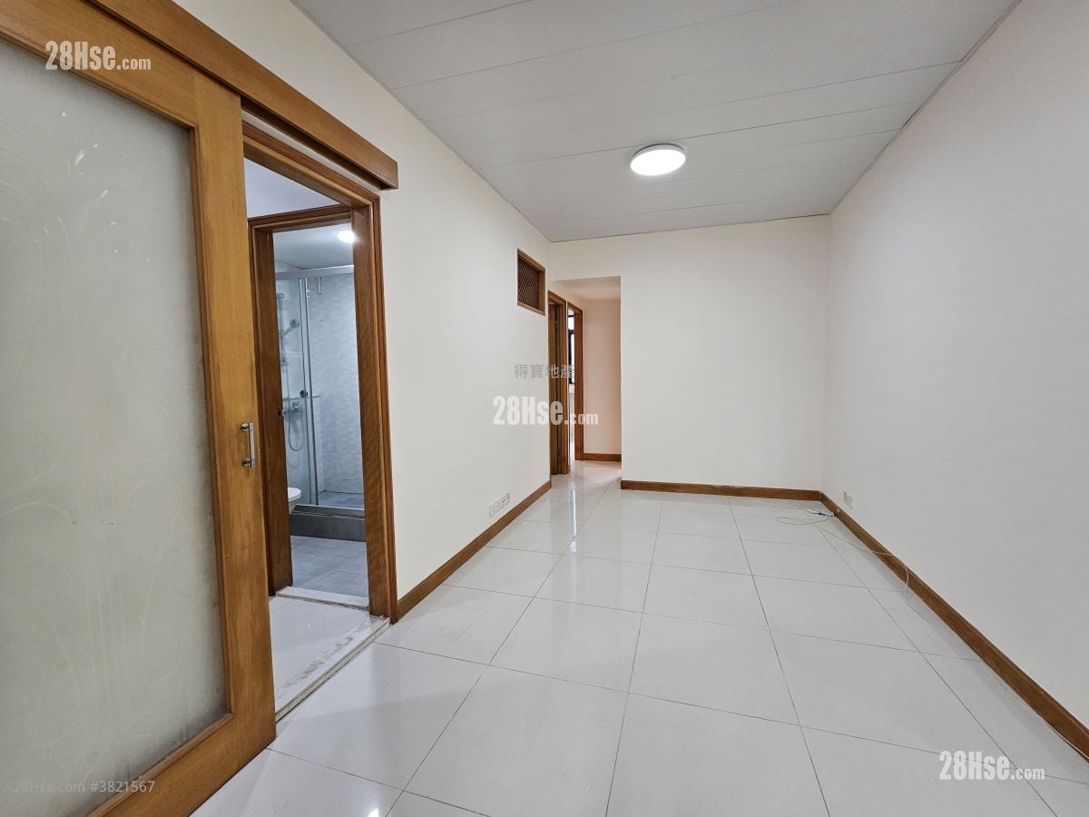 Apartment Rental 3 Bedrooms , 1 Bathroom 527 ft²