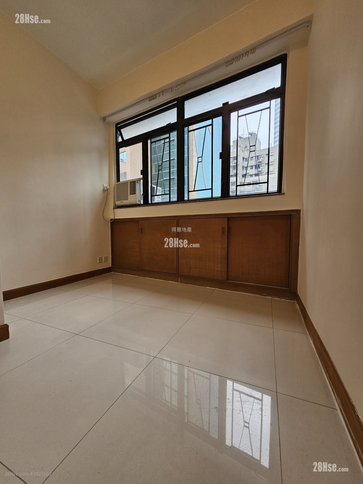 Apartment Rental 3 Bedrooms , 1 Bathroom 527 ft²