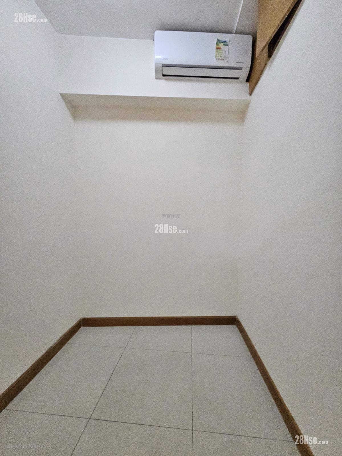 Apartment Rental 3 Bedrooms , 1 Bathroom 527 ft²