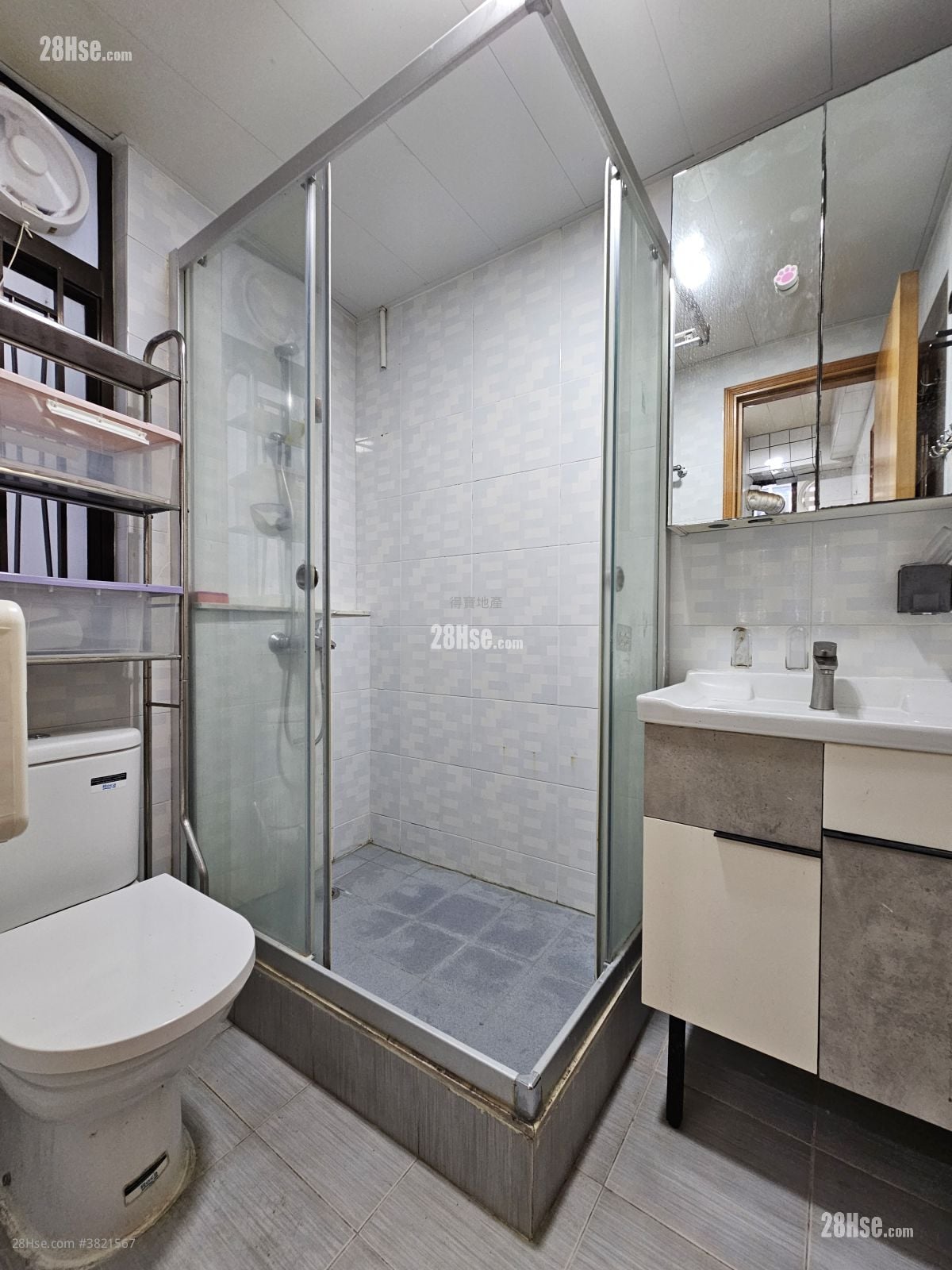 Apartment Rental 3 Bedrooms , 1 Bathroom 527 ft²