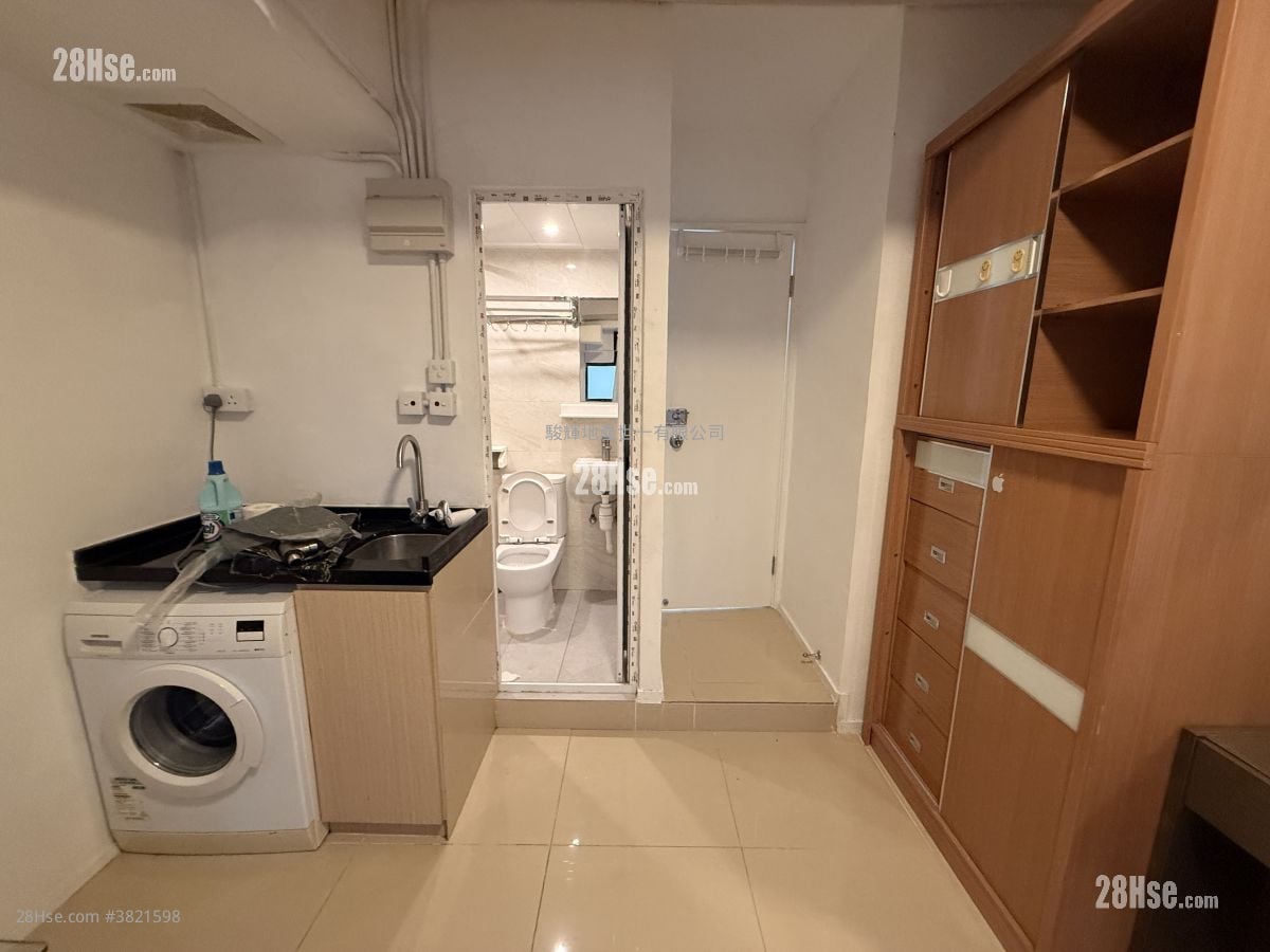 Majestic House Rental 1 Bathroom 160 ft²