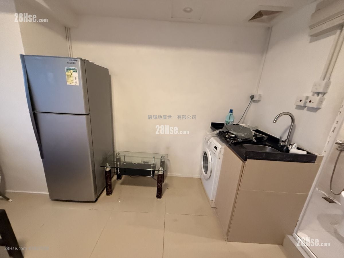 Majestic House Rental 1 Bathroom 160 ft²