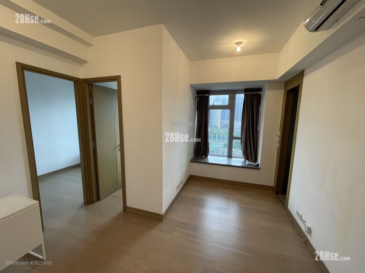 living room: The Reach Sell 2 Bedrooms , 1 Bathroom 355 ft²