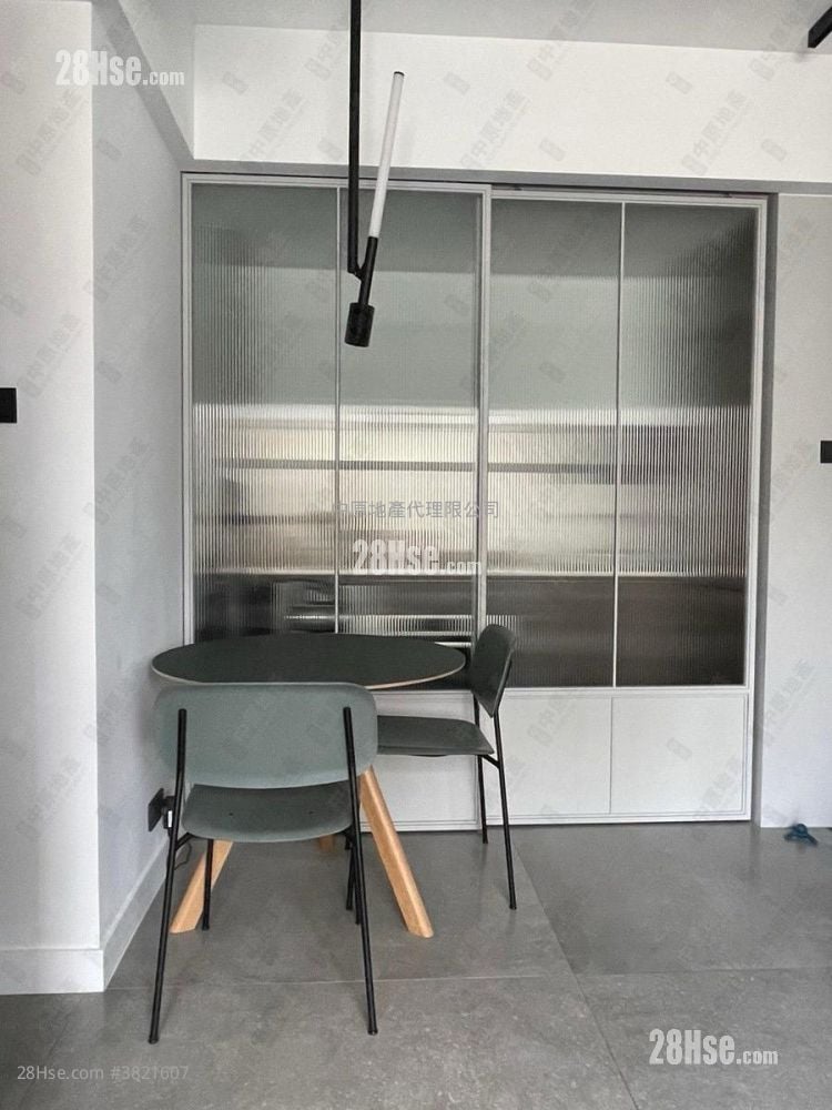 Aurora Sell 2 Bedrooms , 1 Bathroom 423 ft²