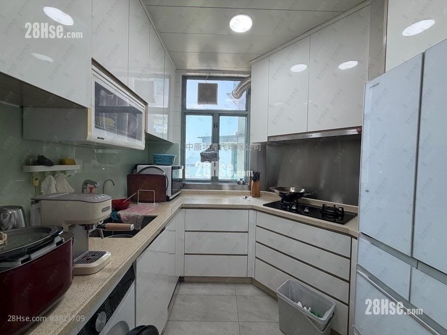 Tung Chung Crescent Sell 3 Bedrooms 759 ft²