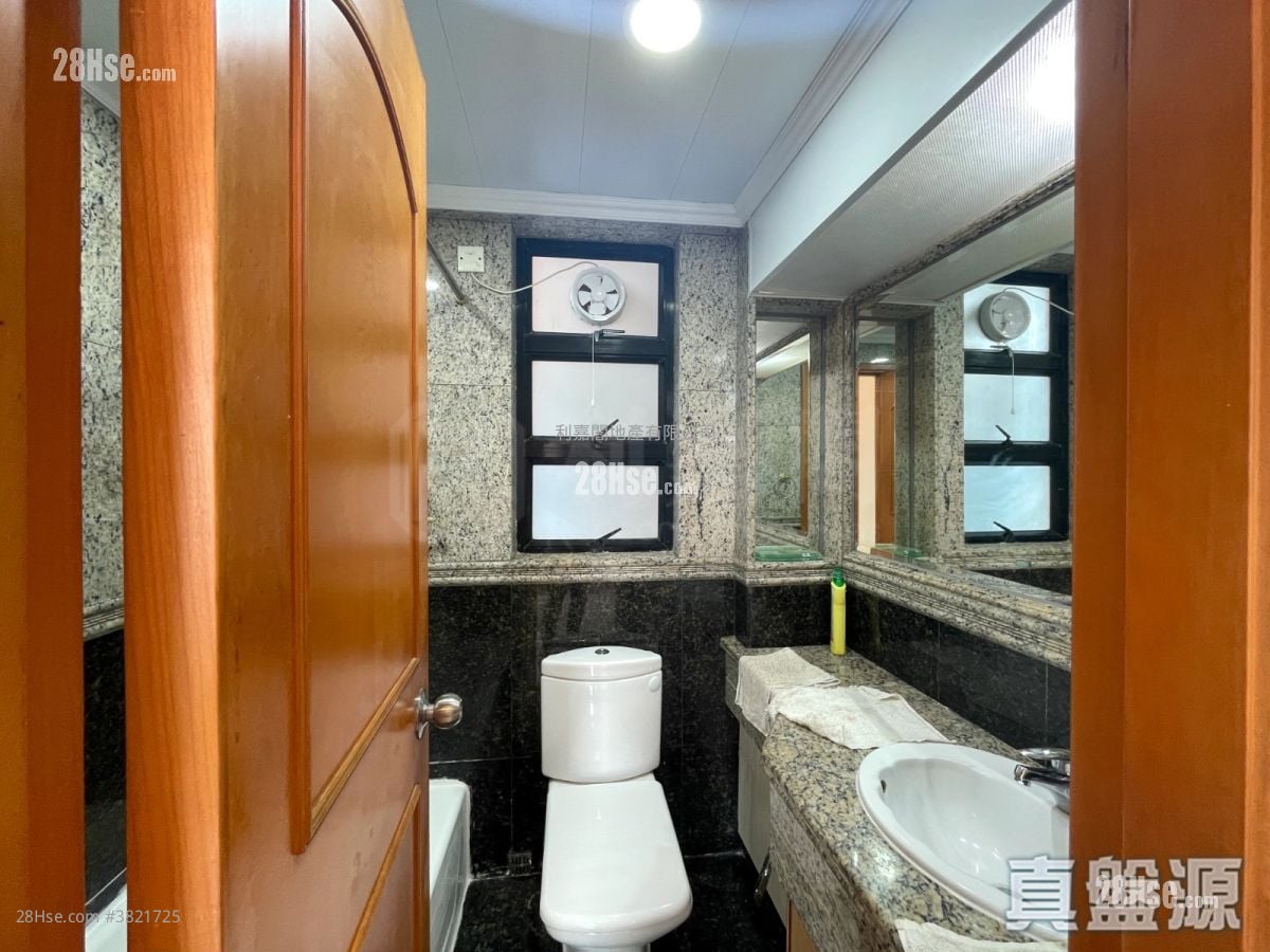 Nan Fung Plaza Rental 2 Bedrooms , 1 Bathroom 375 ft²