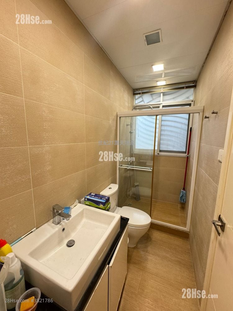 比华利山别墅 租盘 5+ 房 , 3 浴室 2,081 平方尺