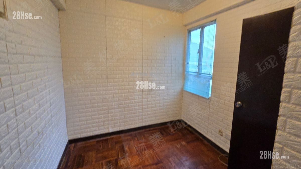 Hong Sing Garden Sell 3 Bedrooms , 1 Bathroom 592 ft²